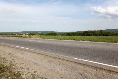 yol mesafe içine uzanır.