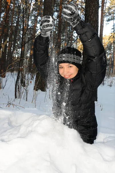 Mladá žena si hraje se sněhem — Stock fotografie