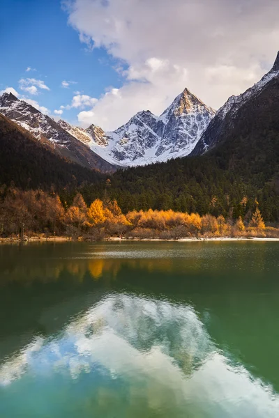 Montanha de neve de sichuan — Fotografia de Stock