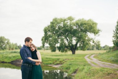Güzel genç çift enjoing güzel havalarda yaz