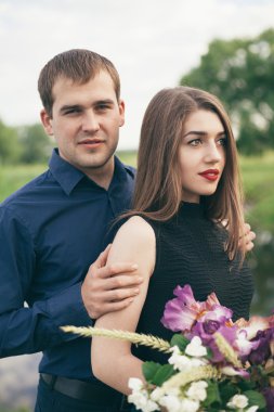 Güzel genç çift enjoing güzel havalarda yaz