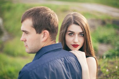 Güzel genç çift enjoing güzel havalarda yaz