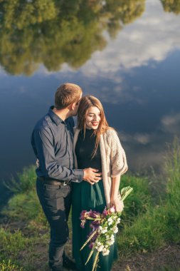 Güzel genç çift enjoing güzel havalarda yaz