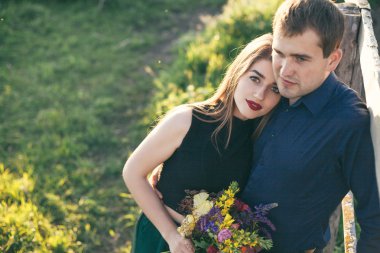 Güzel genç çift enjoing güzel havalarda yaz