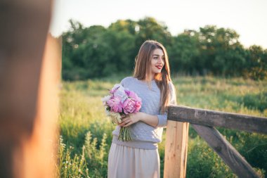 Güzel genç çift enjoing güzel havalarda yaz