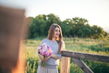 Güzel genç çift enjoing güzel havalarda yaz