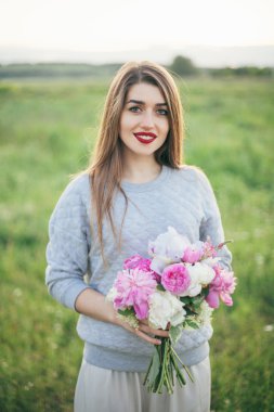 Güzel genç çift enjoing güzel havalarda yaz