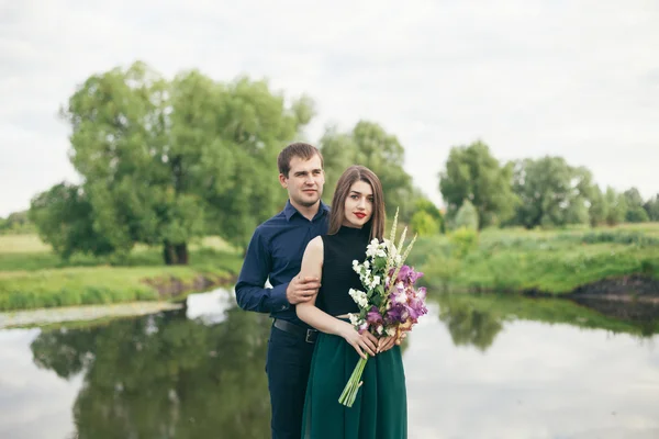 Beau jeune couple profitant du beau temps en été — Photo