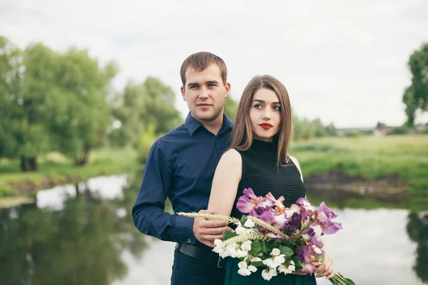 Schönes junges Paar genießt gutes Wetter im Sommer — Stockfoto