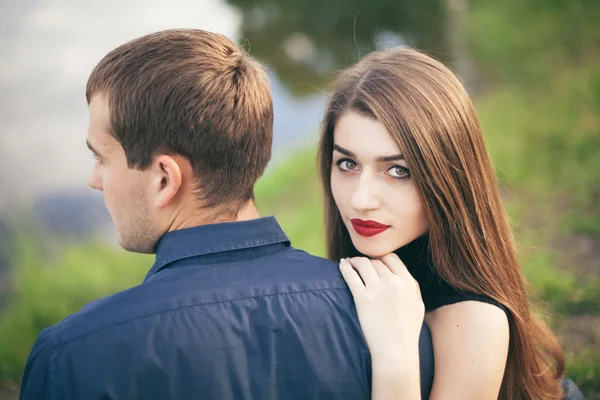 Beau jeune couple profitant du beau temps en été — Photo