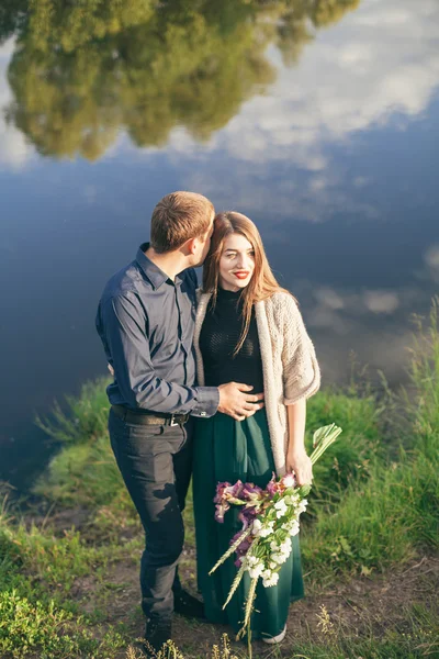 Schönes junges Paar genießt gutes Wetter im Sommer — Stockfoto