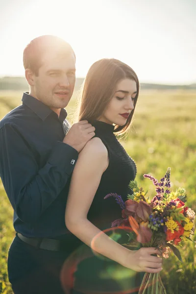 Schönes junges Paar genießt gutes Wetter im Sommer — Stockfoto