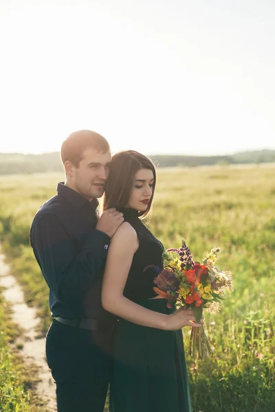 Schönes junges Paar genießt gutes Wetter im Sommer — Stockfoto