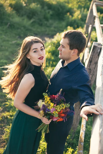 Schönes junges Paar genießt gutes Wetter im Sommer — Stockfoto