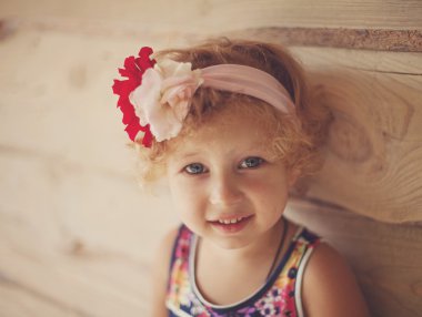 Saçında çiçek taşıyan küçük kız