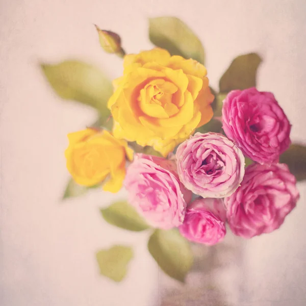 Vintage kaart met rozen in vaas — Stockfoto