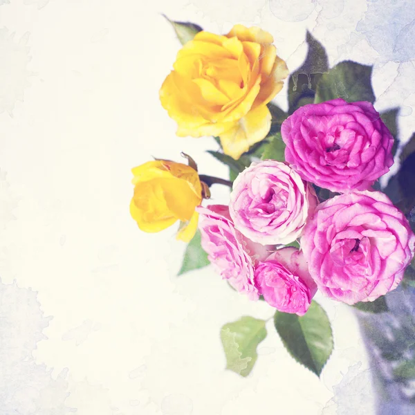 Carte vintage avec roses dans un vase — Photo