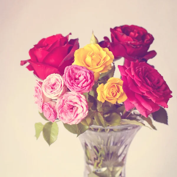 Tarjeta Vintage con rosas en jarrón — Foto de Stock