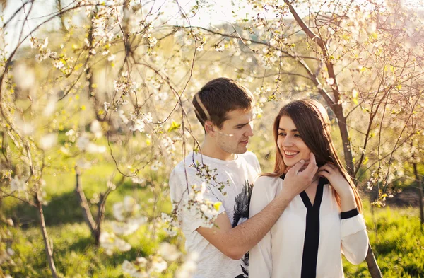 Junges schönes Paar im Frühling blüht — Stockfoto