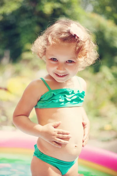 Uśmiechnięta dziewczynka w basenie na lato — Zdjęcie stockowe