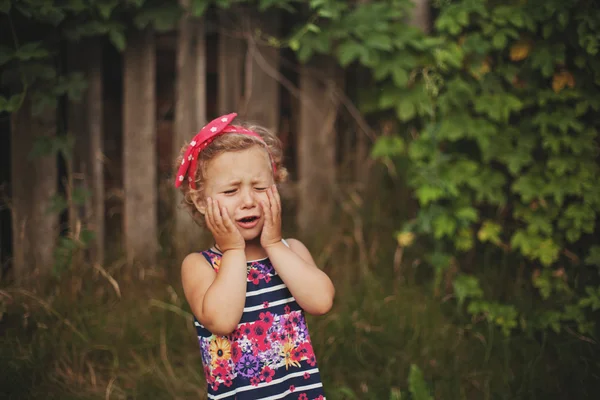 小さな女の子の屋外を泣いています。 — ストック写真