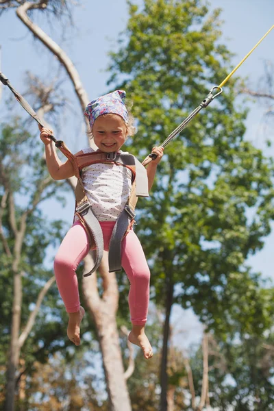 Niña saltando en trampolín — Foto de Stock