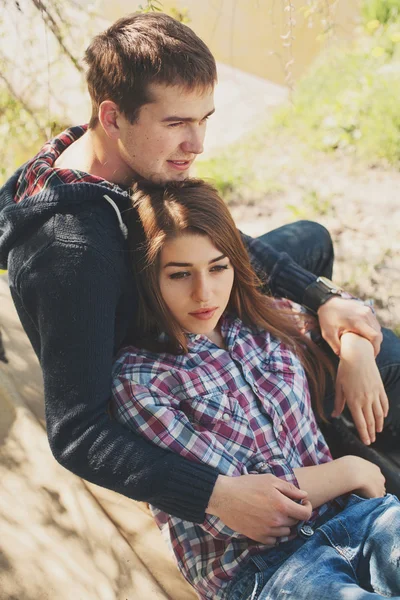 Junges schönes Paar im Frühling blüht — Stockfoto