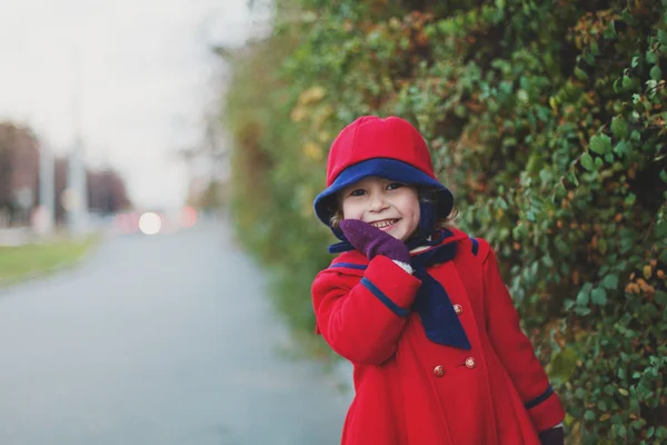 Niña con sombrero rojo y abrigo —  Fotos de Stock