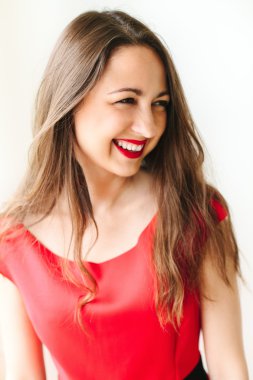 esmer h ile Kırmızı elbiseli bir genç güzel kadın portresi