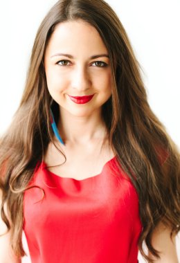 esmer h ile Kırmızı elbiseli bir genç güzel kadın portresi