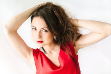 esmer h ile Kırmızı elbiseli bir genç güzel kadın portresi