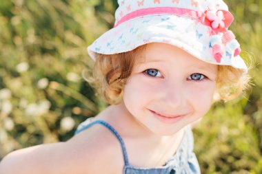 Küçük bir kız alanında portresi