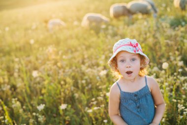 Küçük bir kız alanında portresi