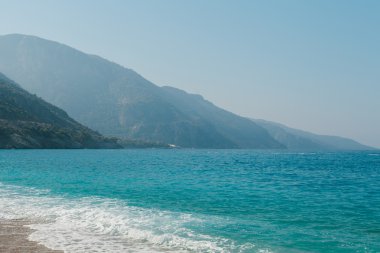 Deniz ve dağ manzarası