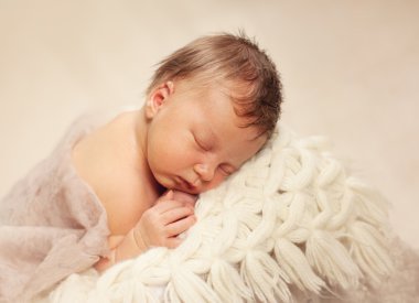 sağlıklı yeni doğan bebek uyku