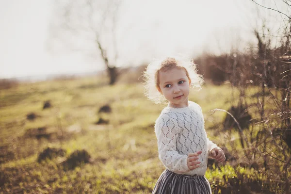 Portrait of a little girl walking in the field — Stock Photo, Image