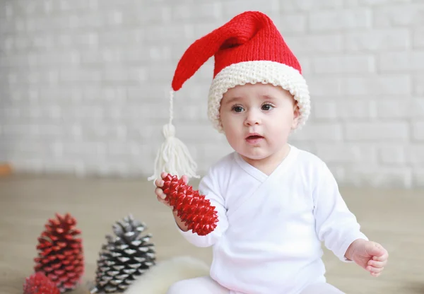 Bébé fille dans le chapeau de Noël — Photo