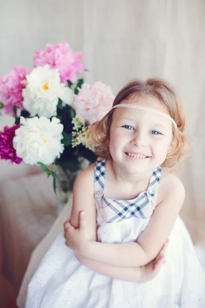 Retrato de niña adorable —  Fotos de Stock