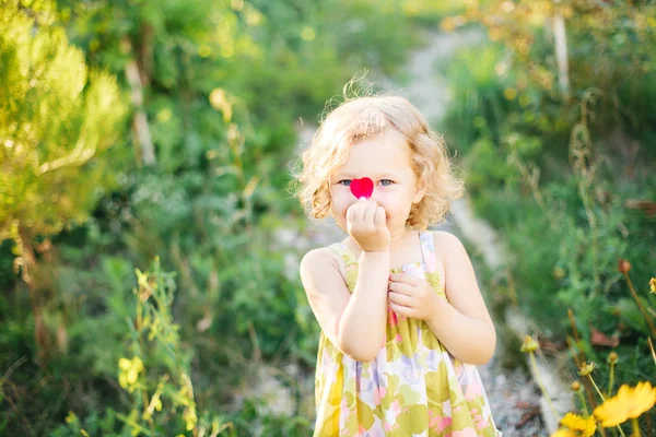 Ritratto di una bambina che cammina in giardino — Foto Stock