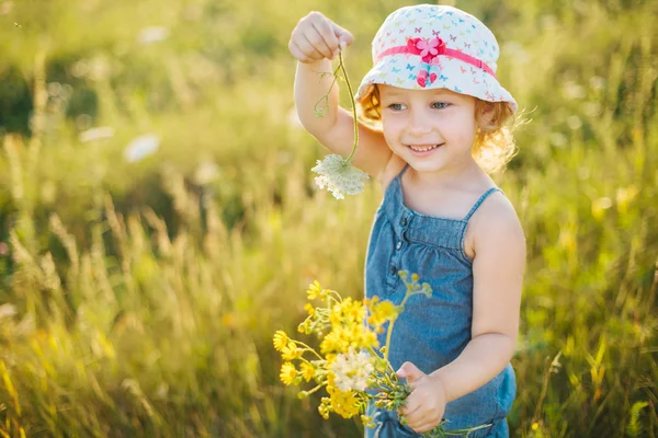 Porträt eines kleinen Mädchens, das auf dem Feld geht — Stockfoto