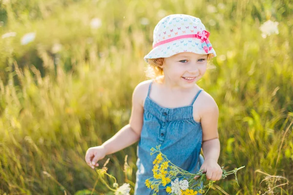 Retrato de uma menina caminhando no campo — Fotografia de Stock