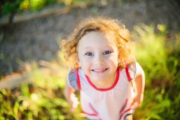Πορτρέτο ενός μικρού κοριτσιού με τα πόδια στο πεδίο — Φωτογραφία Αρχείου