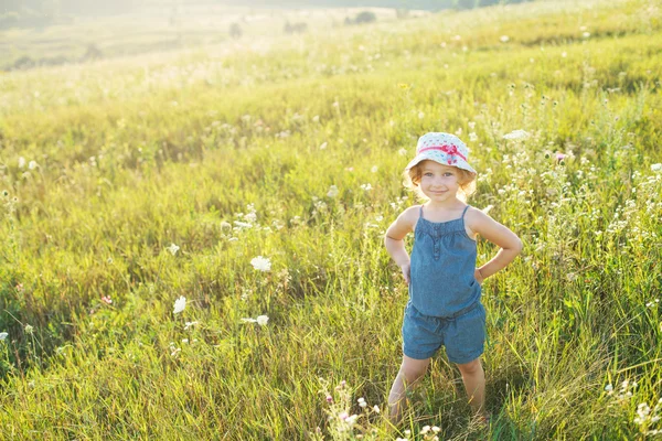 Retrato de uma menina caminhando no campo — Fotografia de Stock