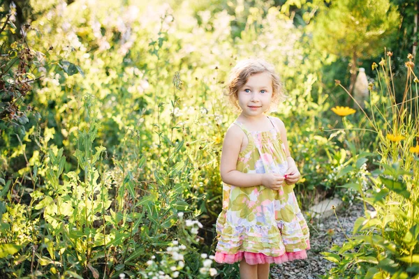 Porträt eines kleinen Mädchens, das im Garten spaziert — Stockfoto