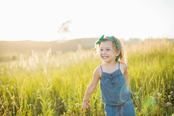 Portrait d'une petite fille marchant dans le champ — Photo