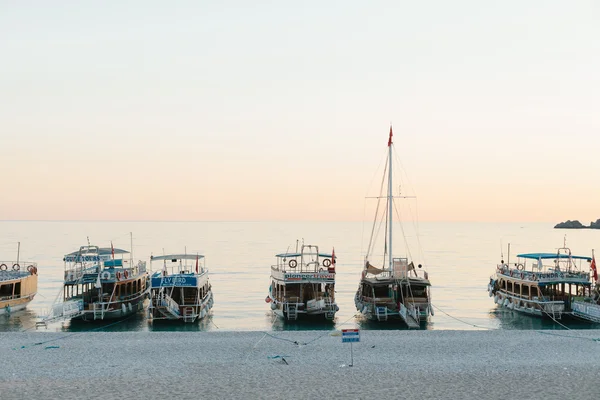 Docked yachts at the end of the day — Stock Photo, Image