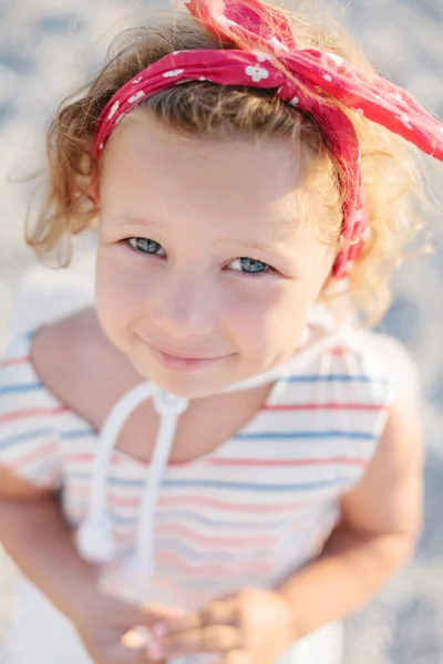 Sevimli gülümseyen mutlu küçük plaj vaca kıvırcık saçlı kız — Stok fotoğraf