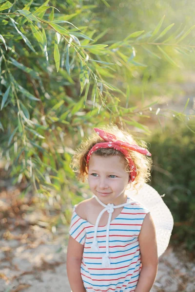 Adorabile felice sorridente bambina con i capelli ricci sulla spiaggia vaca — Foto Stock