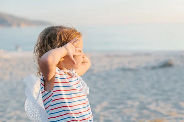 Adorável menina sorridente feliz com cabelo encaracolado na praia vaca — Fotografia de Stock