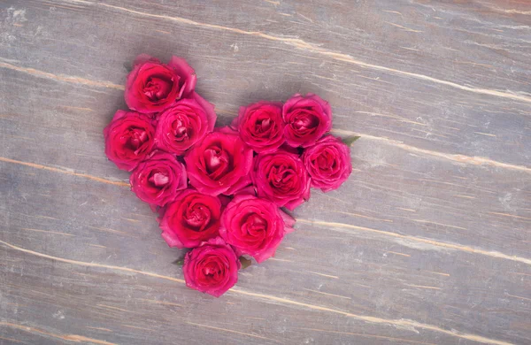 Coeur depuism fleurs sur le fond en bois — Photo